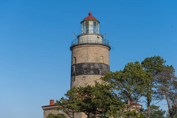 Un faro de ladrillo con un cielo azul brillante en el fondo. Foto de Faro de Falsterbo desde 1796 en Scania, sur de Suecia — Foto de Stock