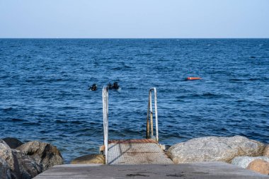 Dalgıçlar için okyanusa açılan bir merdiven. Fotoğraf: Ada, Malmö, İsveç