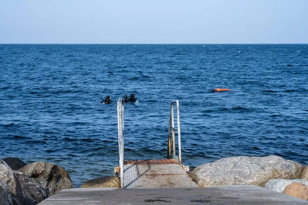 Dalgıçlar için okyanusa açılan bir merdiven. Fotoğraf: Ada, Malmö, İsveç