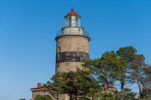 Un faro de ladrillo con un cielo azul brillante en el fondo. Foto de Faro de Falsterbo desde 1796 en Scania, sur de Suecia — Foto de Stock