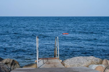 Dalgıçlar için okyanusa açılan bir merdiven. Fotoğraf: Ada, Malmö, İsveç