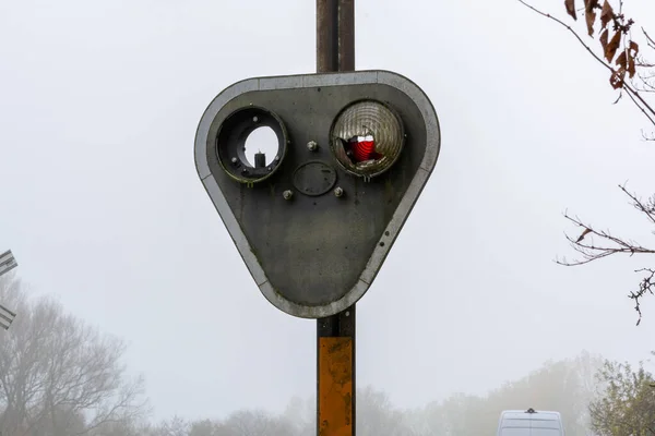 Um velho sinal de paragem numa travessia ferroviária. Imagem do condado de Scania, sul da Suécia. — Fotografia de Stock