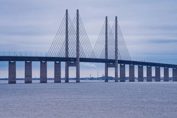 Die Öresundbrücke, die Brücke und der Unterwassertunnel zwischen Malmö, Schweden und Kopenhagen, Dänemark. Blauer Himmel und Wasser im Hintergrund — Stockfoto