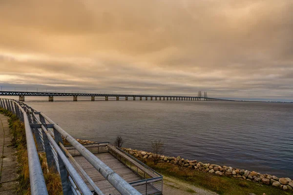 Die Öresundbrücke, die Brücke und der Unterwassertunnel zwischen Malmö, Schweden und Kopenhagen, Dänemark. Ein schöner Sonnenuntergang im Hintergrund — Stockfoto