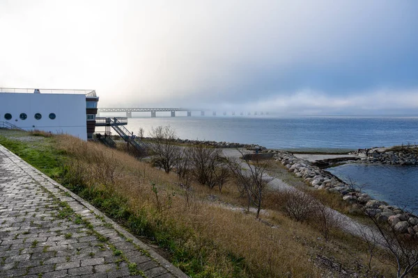 En bro i dimma. Blå hav och dimma i bakgrunden. Bild från bron som förbinder Sverige med Danmark — Stockfoto