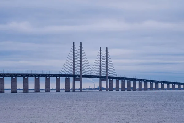 Die Öresundbrücke, die Brücke und der Unterwassertunnel zwischen Malmö, Schweden und Kopenhagen, Dänemark. Blauer Himmel und Wasser im Hintergrund — Stockfoto