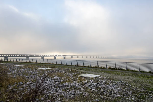 Eine Brücke im Nebel. Blauer Ozean und Nebel im Hintergrund. Bild von der Brücke, die Schweden mit Dänemark verbindet — Stockfoto