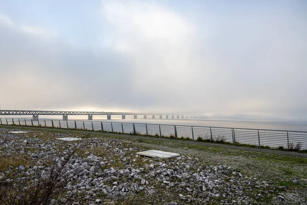 Eine Brücke im Nebel. Blauer Ozean und Nebel im Hintergrund. Bild von der Brücke, die Schweden mit Dänemark verbindet — Stockfoto