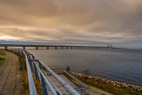 Die Öresundbrücke, die Brücke und der Unterwassertunnel zwischen Malmö, Schweden und Kopenhagen, Dänemark. Ein schöner Sonnenuntergang im Hintergrund — Stockfoto