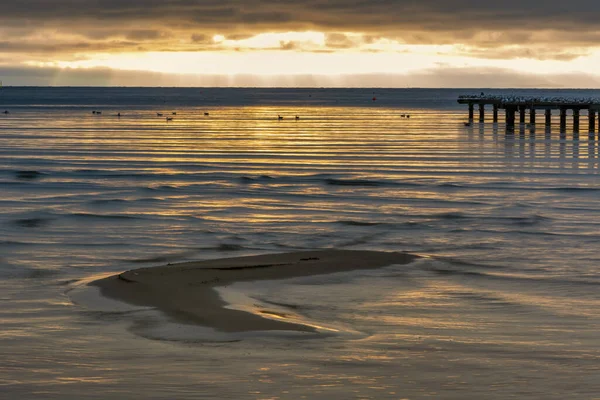 Um bar de areia com um belo pôr-do-sol oceano no fundo. Foto de Hallevik, Blekinge, Suécia — Fotografia de Stock