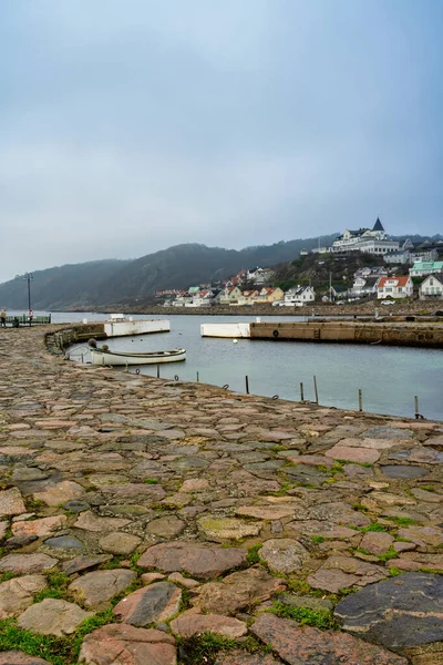 Un porto turistico vuoto in inverno. Montagne nella nebbia sullo sfondo. Immagine da Molle, Scania, Svezia — Foto Stock