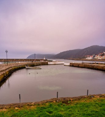 Kışın boş bir marina. Arka planda sisli dağlar. Fotoğraf: Molle, Scania, İsveç