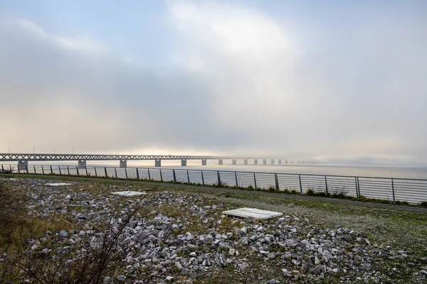 A bridge in fog. Blue ocean and mist in the background. Picture from the bridge connecting Sweden with Denmark — Stock Photo, Image