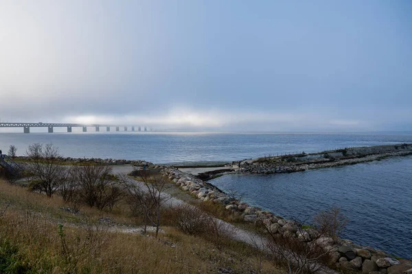 Eine Brücke im Nebel. Blauer Ozean und Nebel im Hintergrund. Bild von der Brücke, die Schweden mit Dänemark verbindet — Stockfoto