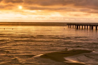 Arkasında güzel bir okyanus gün batımı olan bir kum yığını. Fotoğraf Hallevik, Blekinge, İsveç
