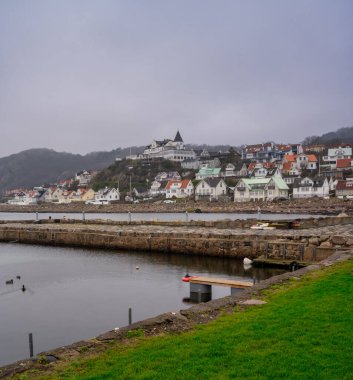 Kışın boş bir marina. Arka planda sisli dağlar. Fotoğraf: Molle, Scania, İsveç