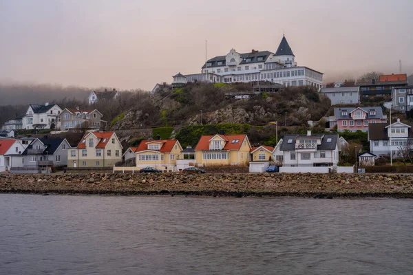 Case costruite sulla collina che si affaccia su un porto turistico. Immagine da Molle, Scania, Svezia — Foto Stock