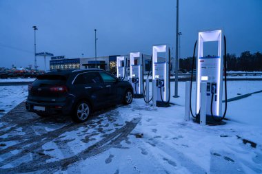 Bir elektrikli araç, EV şarj istasyonu 175 kW ultra hızlı şarjlı. Fotoğraf çekildi. Alacakaranlık.