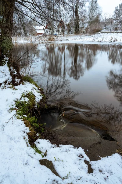 Вода відбиває дерева в річці. Фото з Еслова (Швеція). — стокове фото