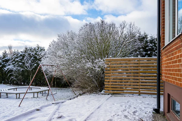 Zimowy obraz drzewa i drewnianego ogrodzenia w ogrodzie. Zdjęcie z Scania, Szwecja — Zdjęcie stockowe