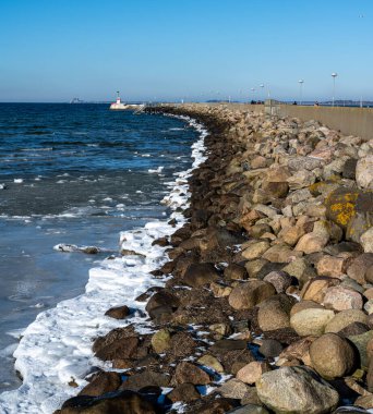  Limanı koruyan bir dalga kırıcının resmi. Fotoğraf: Lomma, İsveç
