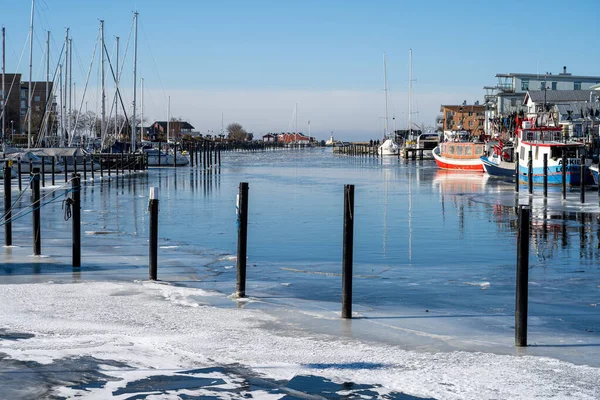 Is i en småbåtshamn en kall vinterdag. Blå himmel bakgrund. Bild från Lomma, Sverige — Stockfoto