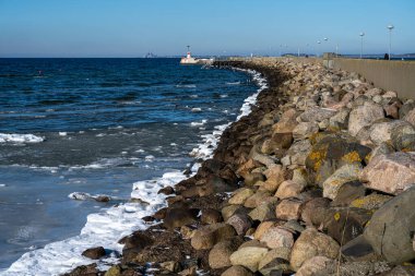  Limanı koruyan bir dalga kırıcının resmi. Fotoğraf: Lomma, İsveç
