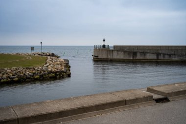 Malmö, İsveç 'teki West Harbor Marina' da dalga kırıcılar. Arka planda mavi gökyüzü ve okyanus