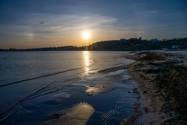 Vacker orange solnedgång över en havsvik. Bild från Västkusten — Stockfoto