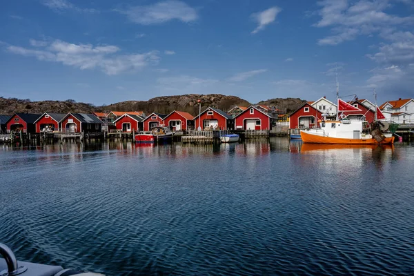 A picturesque fishing village on the Swedish West coast. Traditional red sea huts and a blue sky in the background — Stock Photo, Image