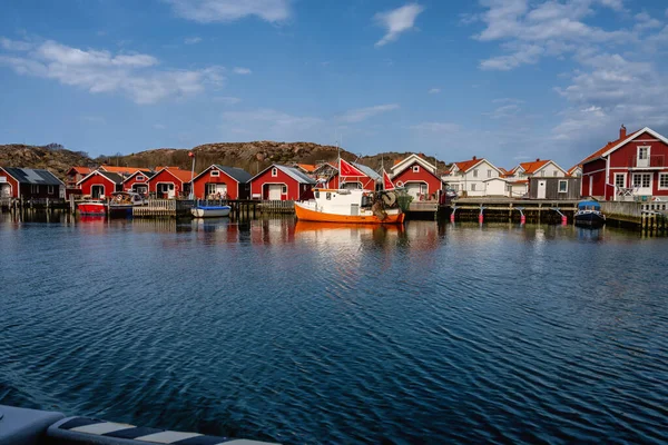 En pittoresk fiskeby på västkusten. Traditionella röda havet hyddor och en blå himmel i bakgrunden — Stockfoto