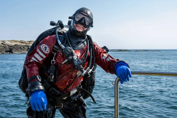 Une plongeuse vient de retourner au bateau de plongée et de poser pour une photo. Océan et ciel bleu en arrière-plan — Photo