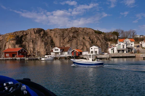 Un pittoresco villaggio di pescatori sulla costa occidentale svedese. Tradizionali capanne rosse e un cielo blu sullo sfondo — Foto Stock