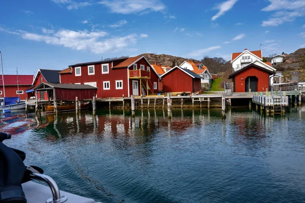 Un village de pêcheurs pittoresque sur la côte ouest suédoise. Cabanes traditionnelles de la mer rouge et un ciel bleu en arrière-plan — Photo