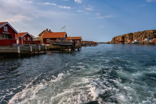 En pittoresk fiskeby på västkusten. Traditionella röda havet hyddor och en blå himmel i bakgrunden — Stockfoto