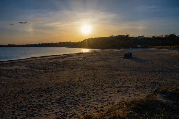 Belo pôr-do-sol laranja sobre uma baía oceânica. Imagem da costa oeste da Suécia — Fotografia de Stock