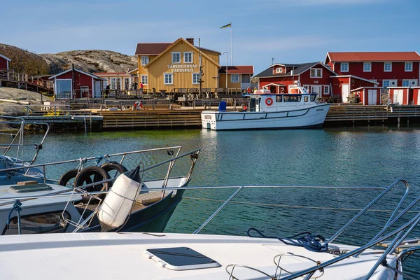 The Big Island of the Weather Islands. Here are a few houses and a restaurant. These islands are the westernmost point of Sweden — Stock Photo, Image