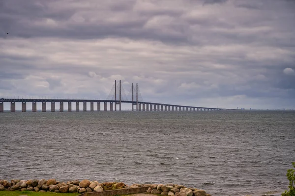 Die Brücke über den Sund zwischen Kopenhagen und Malmö mit einem schönen, dramatischen Himmel im Hintergrund — Stockfoto