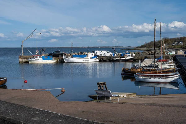Ένα μικρό αλιευτικό καταφύγιο στη σουηδική δυτική ακτή. Αντανακλάσεις στο νερό. Δεν έχει αέρα. Γαλάζια νερά και ουρανός — Φωτογραφία Αρχείου
