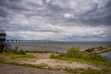 Okyanusun üzerinde güzel, dramatik bir gökyüzü. Arka plandaki Ses Köprüsü