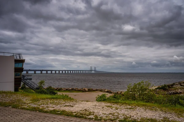 Ein schöner, dramatischer Himmel über dem Ozean. Die Klangbrücke im Hintergrund — Stockfoto