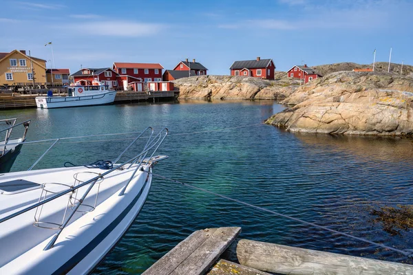 The Big Island of the Weather Islands. Here are a few houses and a restaurant. These islands are the westernmost point of Sweden — Stock Photo, Image