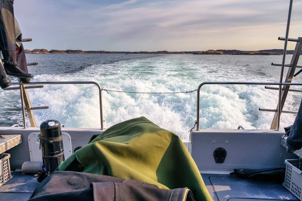 A view from the aft of a dive boat. Ocean and blue sky with thin clouds in the background — Stock Photo, Image