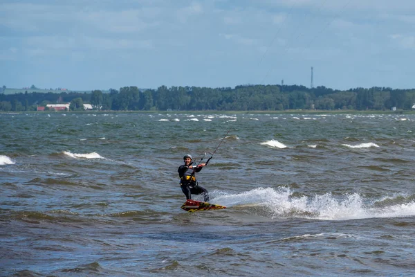 Een kitesurfer op een winderige zomerdag. Foto uit Malmö, Zweden — Stockfoto