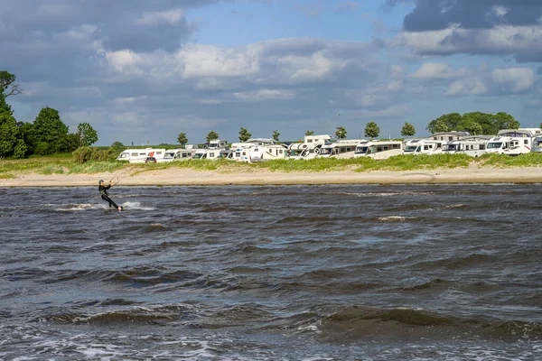 Samochody kempingowe zaparkowane przy plaży w wietrzny letni dzień. Błękitne niebo i ocean. Zdjęcie z Malmö, Szwecja — Zdjęcie stockowe