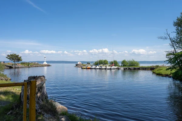 Wlot do Domsand Marina, Jezioro Vattern gorący letni dzień. Zdjęcie zrobione z cienia sosen — Zdjęcie stockowe