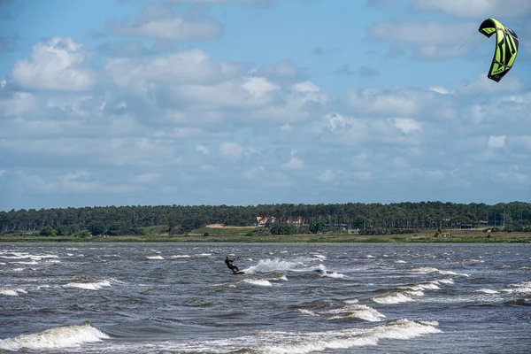 Een kitesurfer op een winderige zomerdag. Foto uit Malmö, Zweden — Stockfoto