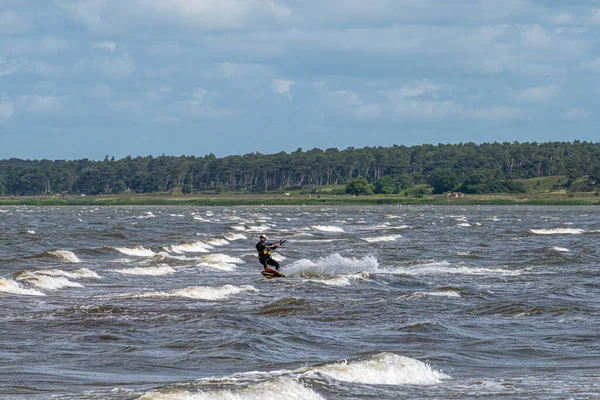 Een kitesurfer op een winderige zomerdag. Foto uit Malmö, Zweden — Stockfoto