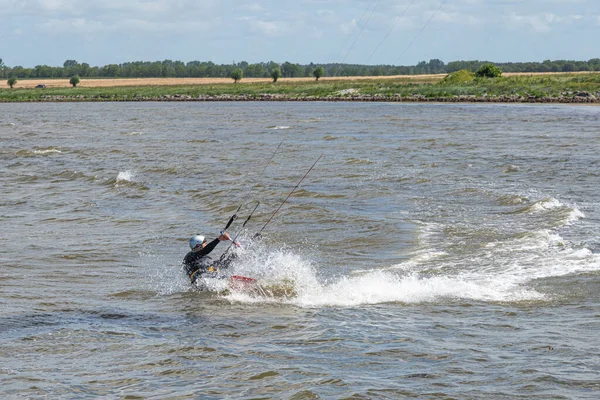 A kite surfer a windy summer day. Picture from Malmo, Sweden — Stock Photo, Image