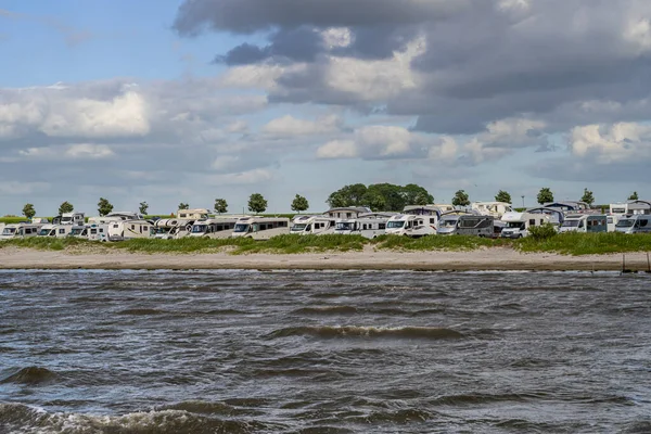 RV 's geparkeerd bij een strand een winderige zomerdag. Blauwe lucht en oceaan. Foto uit Malmö, Zweden — Stockfoto